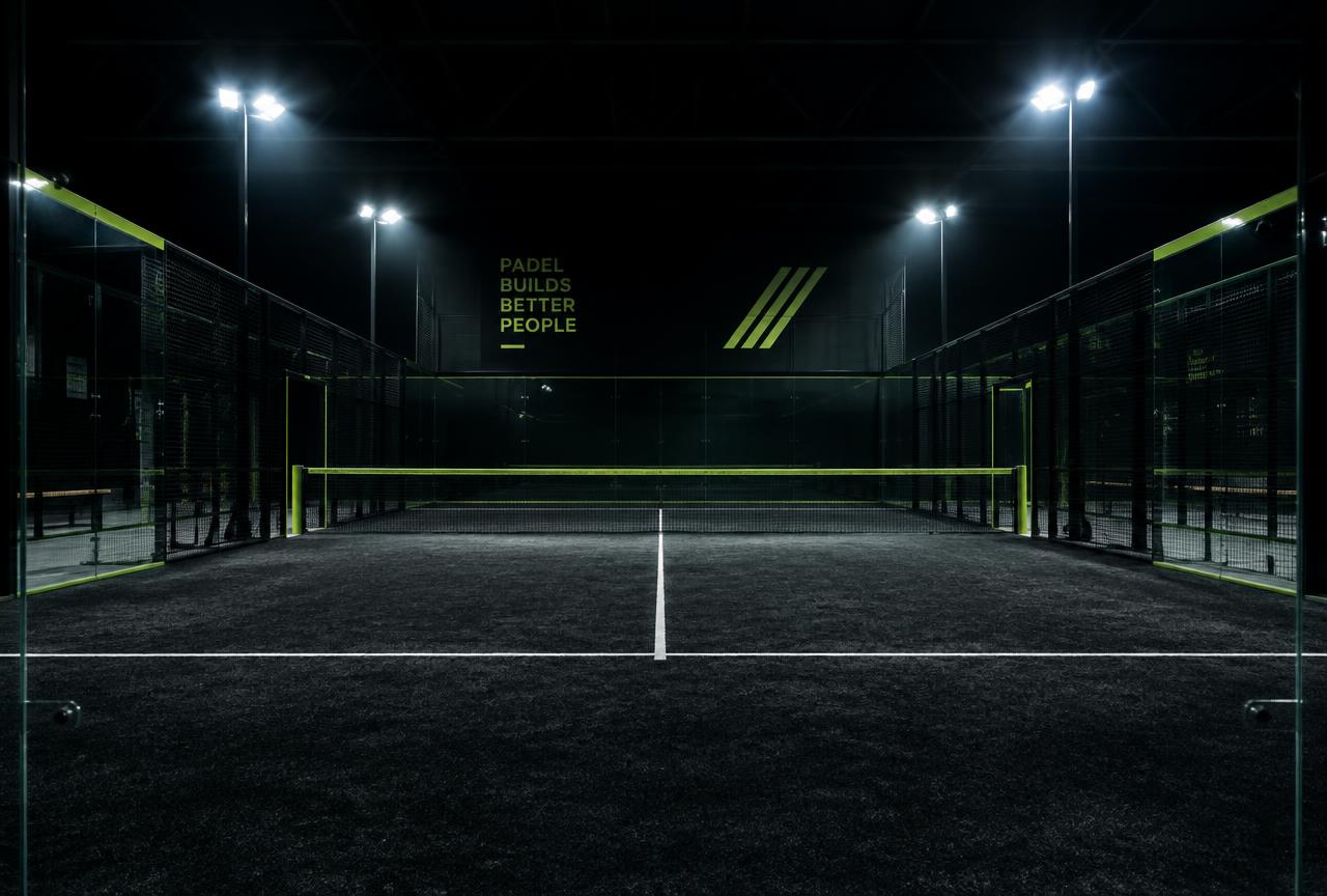 Campo da padel illuminato